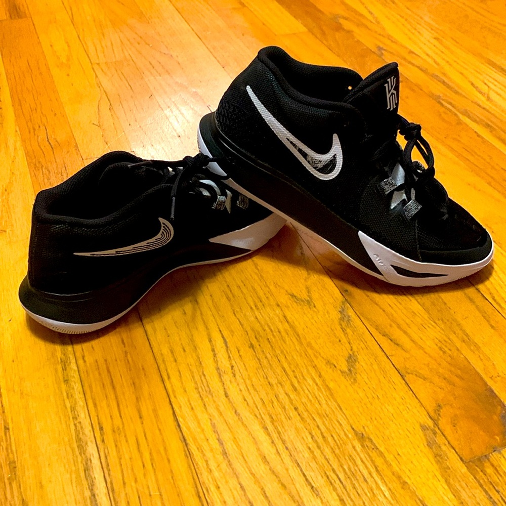 Nike Men’s Kyrie flytrap 6 Basketball shoes.